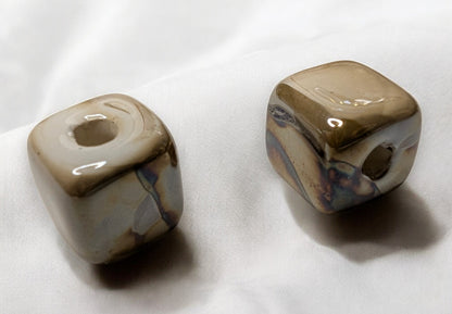 Détails des boucles d'oreilles Florentine, zoom sur les cubes en céramique beige et marron